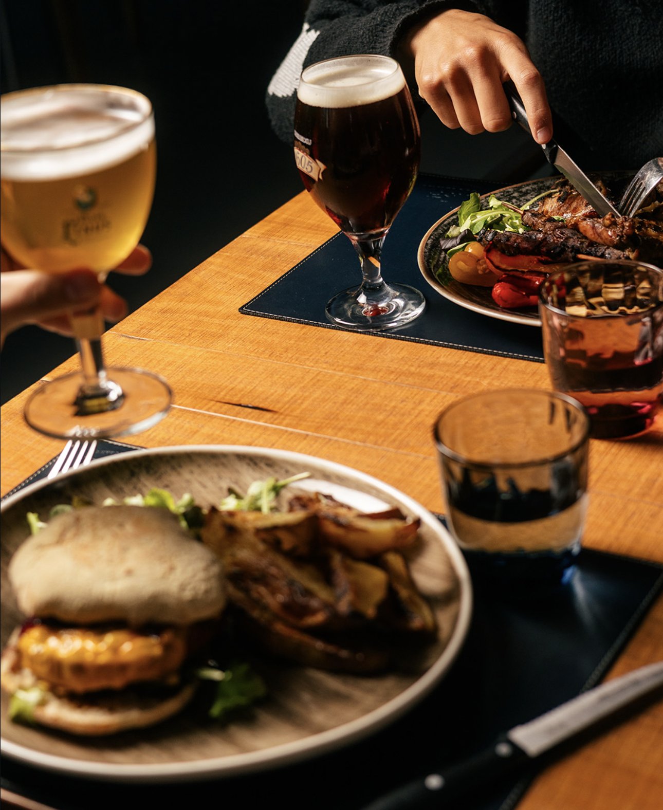 Fotografia food conviviale al tavolo — shooting per BEX Communication